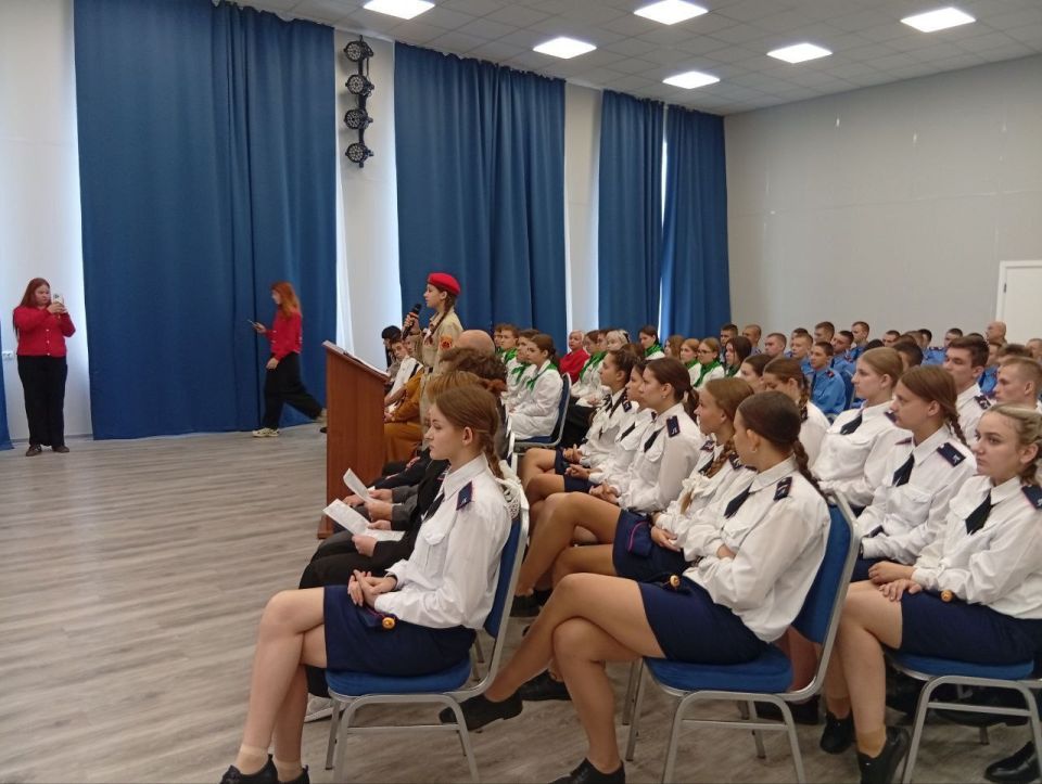 Светлана Малахова: В апреле этого года в преддверии юбилея Дня победы луганские лицеисты и хабаровские кадеты уже встречались в режиме телемоста, уделив особое внимание памятным местам, героям Великой отечественной войны и... Светлана Малахова: В апреле этого года в преддверии юбилея Дня победы луганские лицеисты и хабаровские кадеты уже встречались в режиме телемоста, уделив особое внимание памятным местам, героям Великой отечественной войны и...