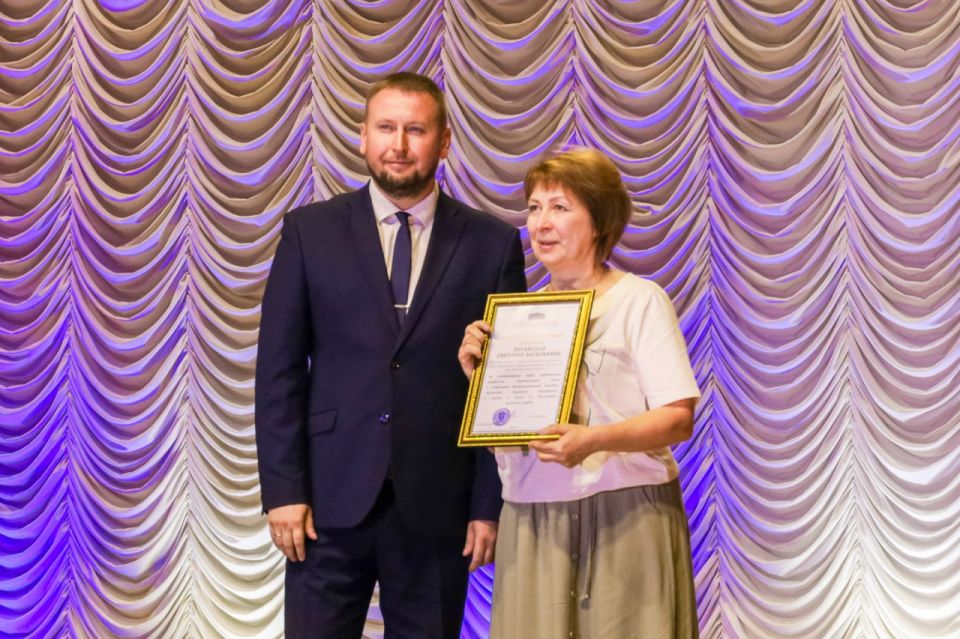 Денис Мирошниченко наградил отличившихся представителей архивной отрасли ЛНР Денис Мирошниченко наградил отличившихся представителей архивной отрасли ЛНР