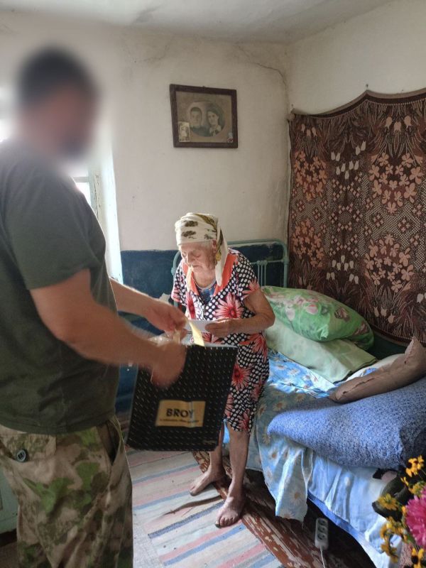 Сотрудники Администрации Новопсковского округа по поручению Президента России Владимира Путина посетили инвалидов, детей войны и вручили им персональные поздравления с 80-летием Победы над милитаристской Японией и окончанием... Сотрудники Администрации Новопсковского округа по поручению Президента России Владимира Путина посетили инвалидов, детей войны и вручили им персональные поздравления с 80-летием Победы над милитаристской Японией и окончанием...