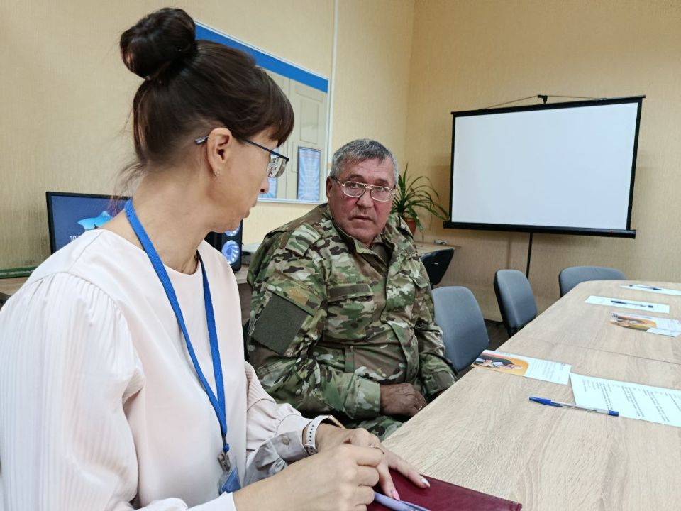 Марина Филиппова: Сегодня в Центре занятости населения прошла важная встреча, которая была организована в рамках проекта #СвоихНеБросаем совместно с Председателем Совета Новоайдарского округа Павлом Гречишкиным и директором... Марина Филиппова: Сегодня в Центре занятости населения прошла важная встреча, которая была организована в рамках проекта #СвоихНеБросаем совместно с Председателем Совета Новоайдарского округа Павлом Гречишкиным и директором...