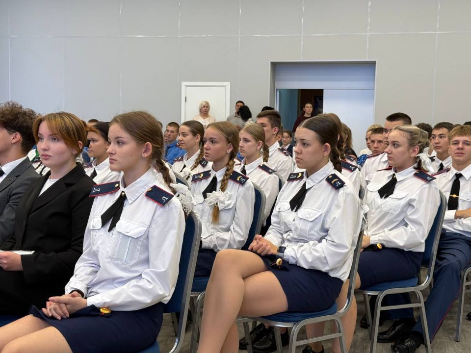Светлана Малахова: В апреле этого года в преддверии юбилея Дня победы луганские лицеисты и хабаровские кадеты уже встречались в режиме телемоста, уделив особое внимание памятным местам, героям Великой отечественной войны и... Светлана Малахова: В апреле этого года в преддверии юбилея Дня победы луганские лицеисты и хабаровские кадеты уже встречались в режиме телемоста, уделив особое внимание памятным местам, героям Великой отечественной войны и...