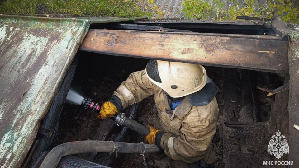 Спасатели МЧС России не допустили масштабного пожара в Станично-Луганском районе Спасатели МЧС России не допустили масштабного пожара в Станично-Луганском районе