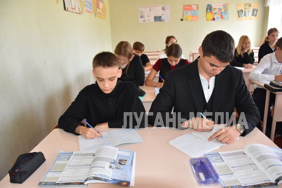 Школьную программу в Антрацитовской средней школе № 19 изучают на новом оборудовании Школьную программу в Антрацитовской средней школе № 19 изучают на новом оборудовании