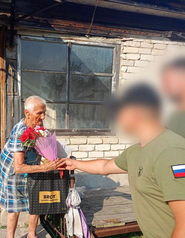 Сотрудники Администрации Новопсковского округа по поручению Президента России Владимира Путина посетили инвалидов, детей войны и вручили им персональные поздравления с 80-летием Победы над милитаристской Японией и окончанием... Сотрудники Администрации Новопсковского округа по поручению Президента России Владимира Путина посетили инвалидов, детей войны и вручили им персональные поздравления с 80-летием Победы над милитаристской Японией и окончанием...