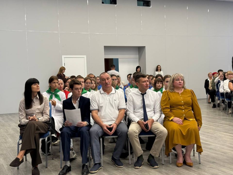 Светлана Малахова: В апреле этого года в преддверии юбилея Дня победы луганские лицеисты и хабаровские кадеты уже встречались в режиме телемоста, уделив особое внимание памятным местам, героям Великой отечественной войны и... Светлана Малахова: В апреле этого года в преддверии юбилея Дня победы луганские лицеисты и хабаровские кадеты уже встречались в режиме телемоста, уделив особое внимание памятным местам, героям Великой отечественной войны и...