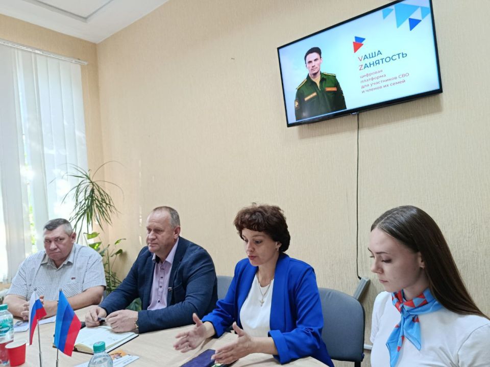 Марина Филиппова: Сегодня в Центре занятости населения прошла важная встреча, которая была организована в рамках проекта #СвоихНеБросаем совместно с Председателем Совета Новоайдарского округа Павлом Гречишкиным и директором... Марина Филиппова: Сегодня в Центре занятости населения прошла важная встреча, которая была организована в рамках проекта #СвоихНеБросаем совместно с Председателем Совета Новоайдарского округа Павлом Гречишкиным и директором...