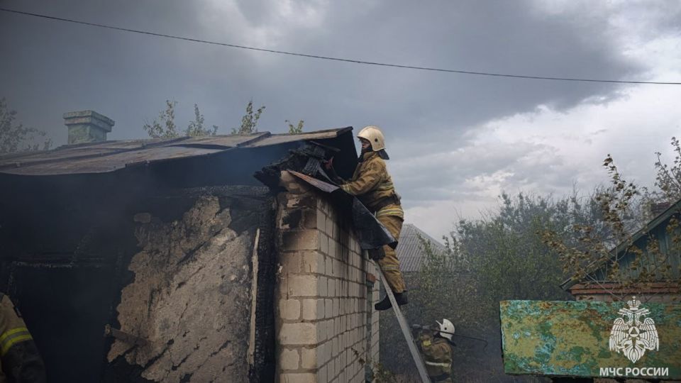 Спасатели МЧС России не допустили масштабного пожара в Станично-Луганском районе Спасатели МЧС России не допустили масштабного пожара в Станично-Луганском районе
