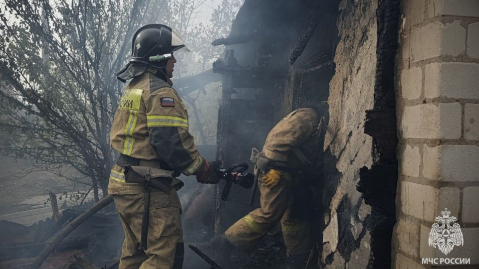 Спасатели МЧС России не допустили масштабного пожара в Станично-Луганском районе Спасатели МЧС России не допустили масштабного пожара в Станично-Луганском районе