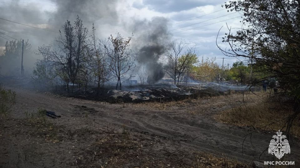 Спасатели МЧС России не допустили масштабного пожара в Станично-Луганском районе Спасатели МЧС России не допустили масштабного пожара в Станично-Луганском районе