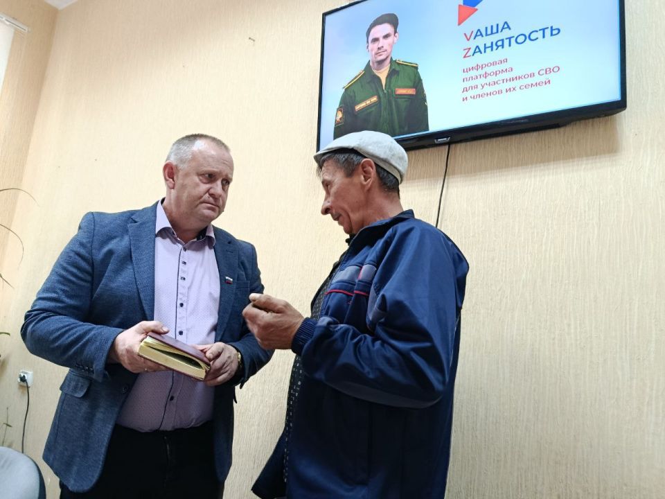Марина Филиппова: Сегодня в Центре занятости населения прошла важная встреча, которая была организована в рамках проекта #СвоихНеБросаем совместно с Председателем Совета Новоайдарского округа Павлом Гречишкиным и директором... Марина Филиппова: Сегодня в Центре занятости населения прошла важная встреча, которая была организована в рамках проекта #СвоихНеБросаем совместно с Председателем Совета Новоайдарского округа Павлом Гречишкиным и директором...