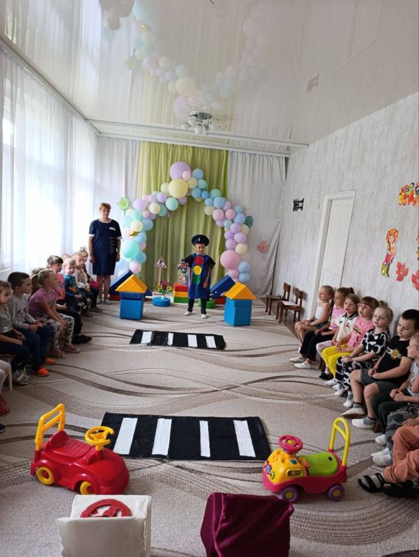 Сотрудники ОГИБДД ОМВД России «Алчевский» посетили детский сад Сотрудники ОГИБДД ОМВД России «Алчевский» посетили детский сад