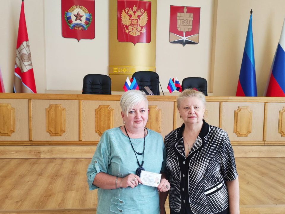 Председатель ТИК Алчевска вручила удостоверение депутату городского Совета Председатель ТИК Алчевска вручила удостоверение депутату городского Совета