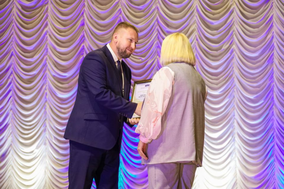 Денис Мирошниченко наградил отличившихся представителей архивной отрасли ЛНР Денис Мирошниченко наградил отличившихся представителей архивной отрасли ЛНР