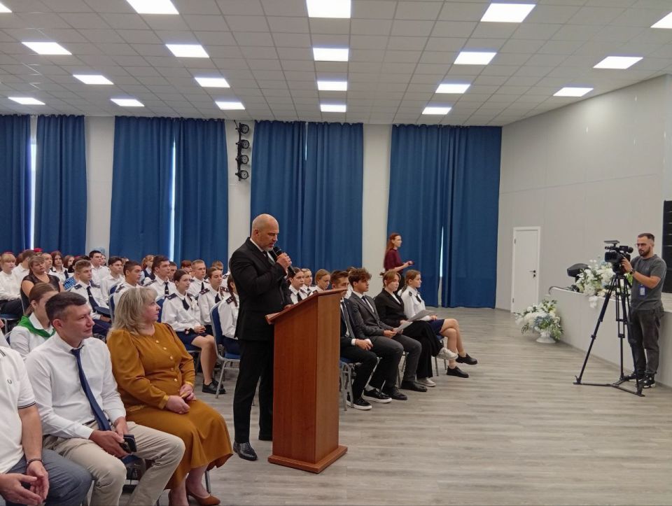 Светлана Малахова: В апреле этого года в преддверии юбилея Дня победы луганские лицеисты и хабаровские кадеты уже встречались в режиме телемоста, уделив особое внимание памятным местам, героям Великой отечественной войны и... Светлана Малахова: В апреле этого года в преддверии юбилея Дня победы луганские лицеисты и хабаровские кадеты уже встречались в режиме телемоста, уделив особое внимание памятным местам, героям Великой отечественной войны и...