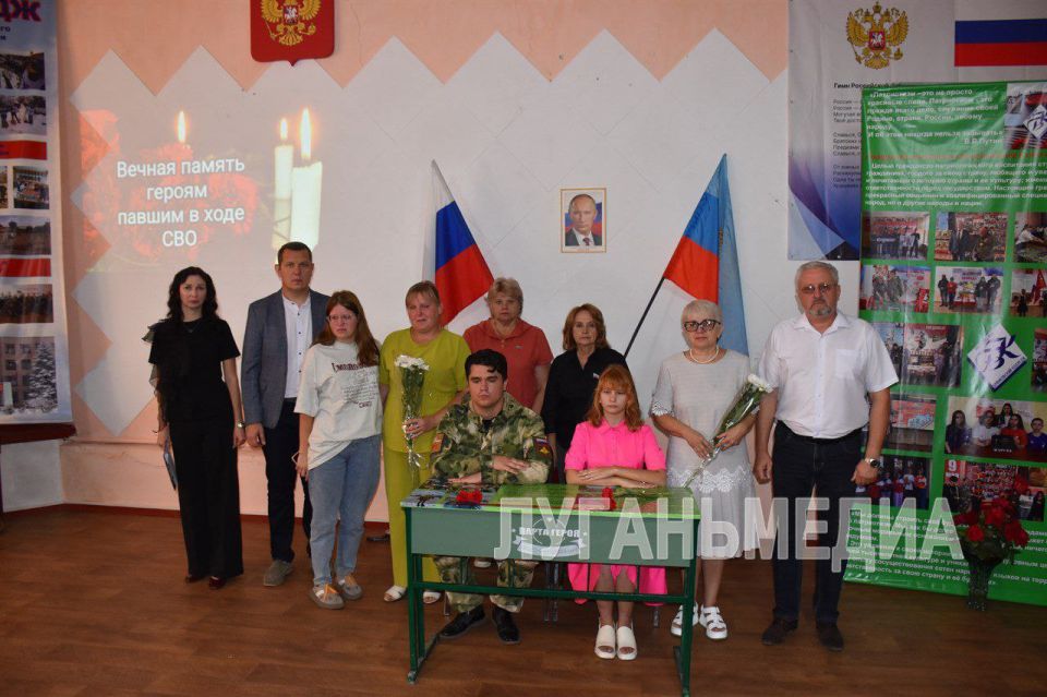 В рамках реализации партийного проекта "Новая школа" ВПП "Единая Россия" в брянковском колледже открыли Парту Героя В рамках реализации партийного проекта "Новая школа" ВПП "Единая Россия" в брянковском колледже открыли Парту Героя