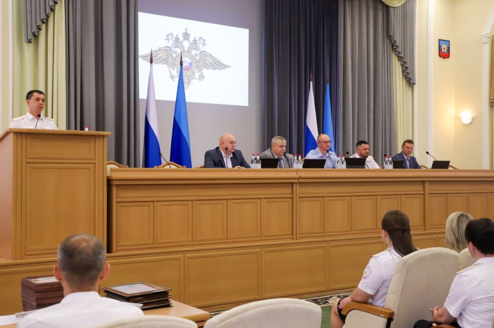 В региональном МВД наградили лучших сотрудников подразделений по вопросам миграции В региональном МВД наградили лучших сотрудников подразделений по вопросам миграции