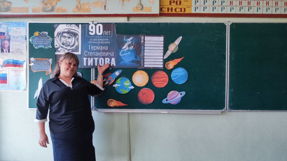 В Брянковской специализированной школе №23 прошло внеклассное мероприятие, посвященное 90-летию со дня рождения Германа Титова, второго космонавта планеты В Брянковской специализированной школе №23 прошло внеклассное мероприятие, посвященное 90-летию со дня рождения Германа Титова, второго космонавта планеты