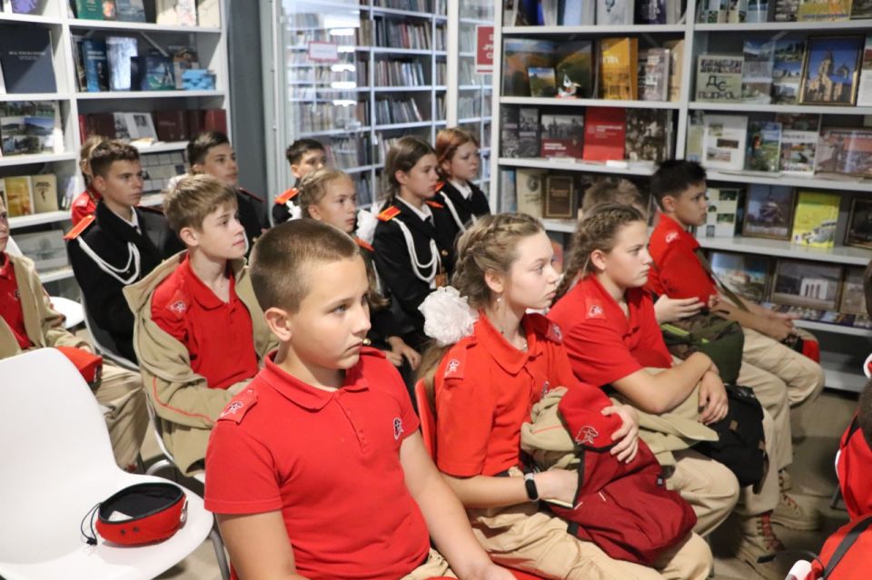 В преддверии 83-летней годовщины со дня образования молодежной подпольной организации «Молодая Гвардия», сотрудниками Центральной городской библиотеки для детей был проведён краеведческий урок мужества «Героям Краснодона... В преддверии 83-летней годовщины со дня образования молодежной подпольной организации «Молодая Гвардия», сотрудниками Центральной городской библиотеки для детей был проведён краеведческий урок мужества «Героям Краснодона...
