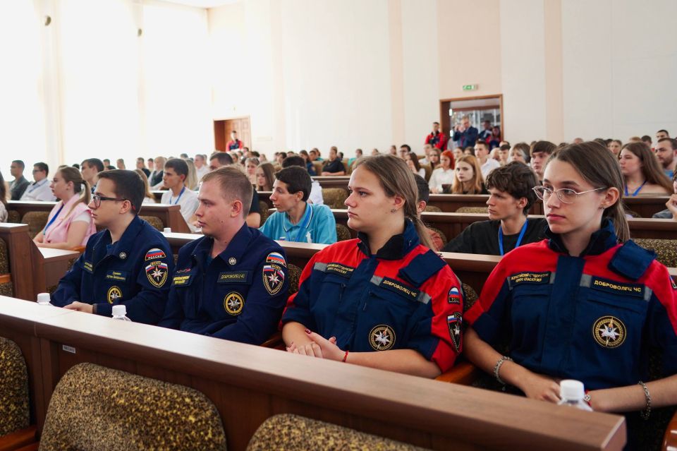 Молодёжь Луганска – это знания, доблесть и безопасность Молодёжь Луганска – это знания, доблесть и безопасность