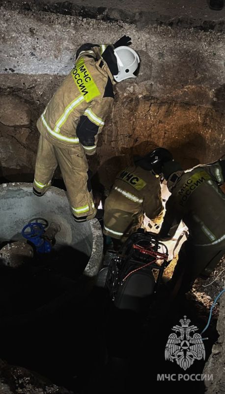 Упавшего в колодец теплотрассы мотоциклиста извлекли за 15 минут Упавшего в колодец теплотрассы мотоциклиста извлекли за 15 минут