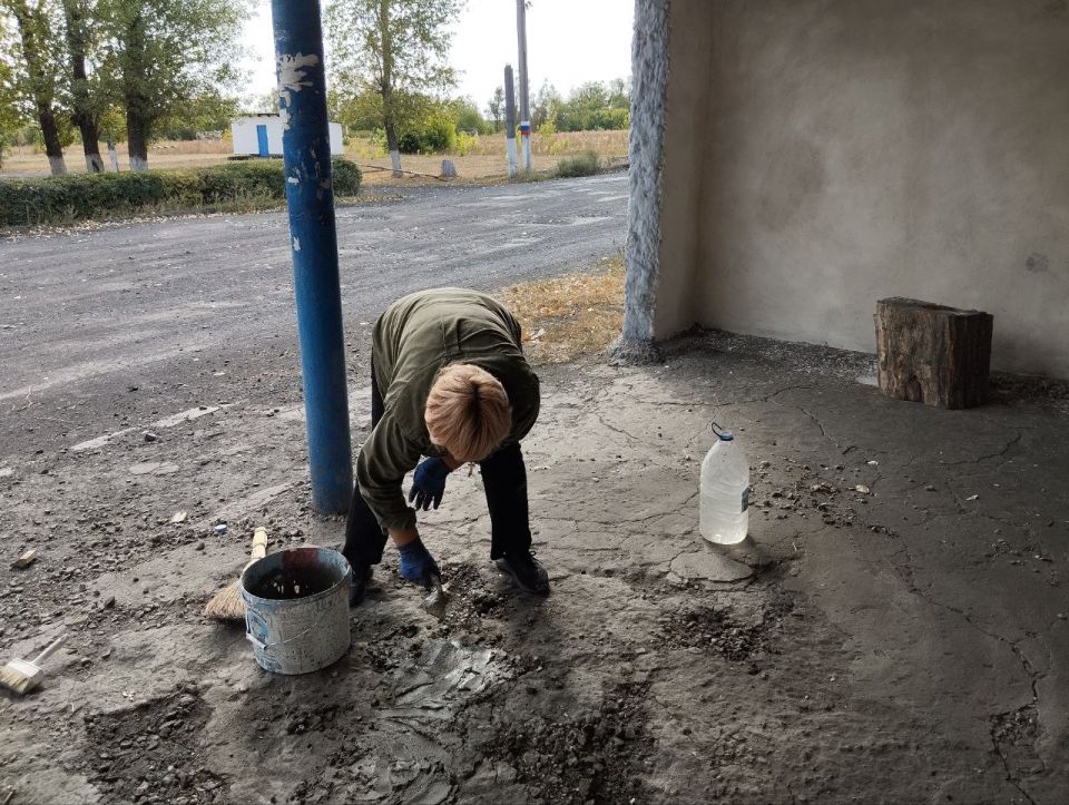 Сотрудники отдела жизнеобеспечения пгт Кленовый дан старт плановым работам по благоустройству остановок общественного транспорта Сотрудники отдела жизнеобеспечения пгт Кленовый дан старт плановым работам по благоустройству остановок общественного транспорта