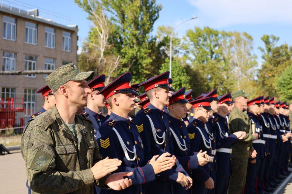 Сотрудники управления общественно-политической работы СК России передали в библиотеки ведомственных образовательных организаций города Луганска художественную литературу Сотрудники управления общественно-политической работы СК России передали в библиотеки ведомственных образовательных организаций города Луганска художественную литературу