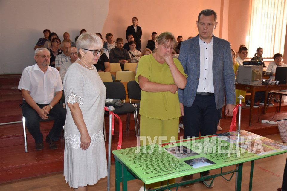 В рамках реализации партийного проекта "Новая школа" ВПП "Единая Россия" в брянковском колледже открыли Парту Героя В рамках реализации партийного проекта "Новая школа" ВПП "Единая Россия" в брянковском колледже открыли Парту Героя