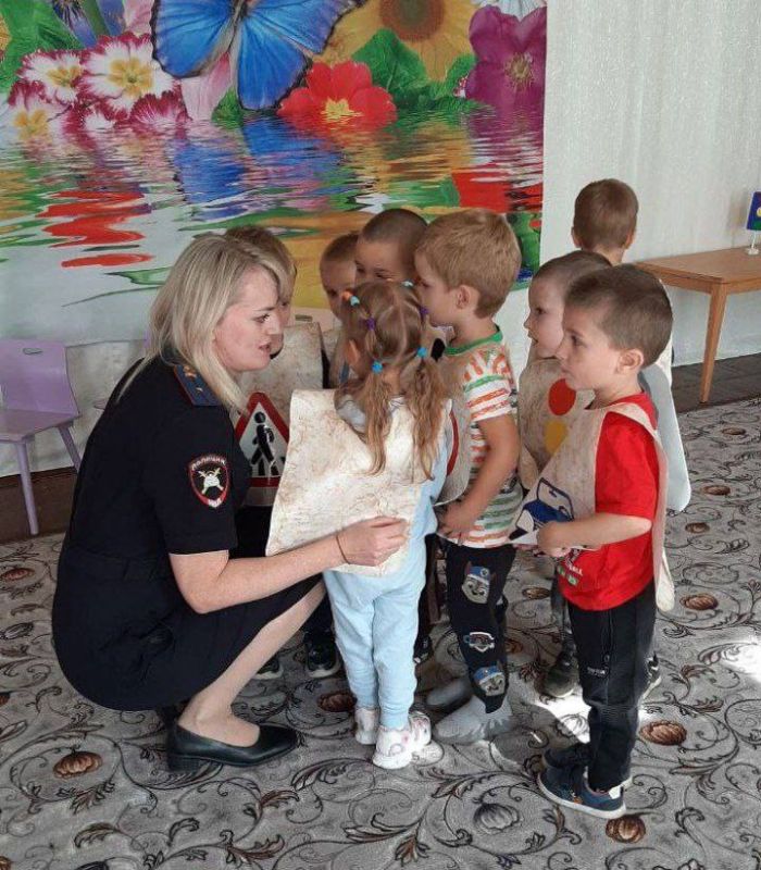 Нескучные уроки безопасности провели сотрудники ГИБДД в Алчевске Нескучные уроки безопасности провели сотрудники ГИБДД в Алчевске