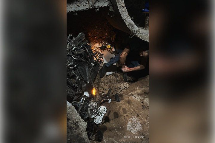 В Луганске мотоциклист упал в колодец теплотрассы