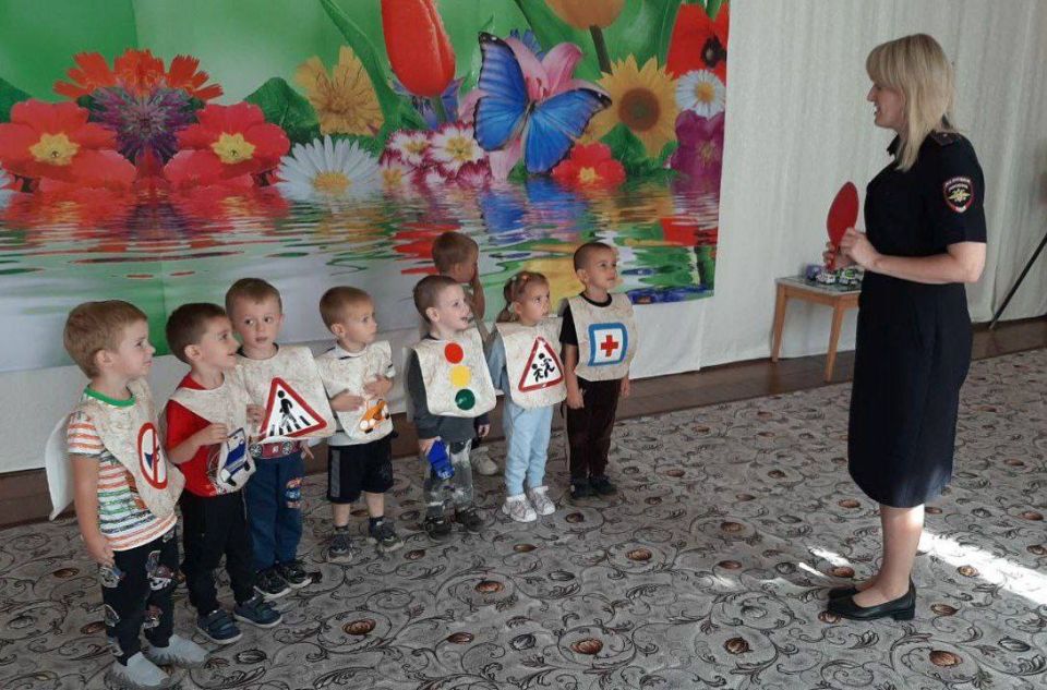 Нескучные уроки безопасности провели сотрудники ГИБДД в Алчевске Нескучные уроки безопасности провели сотрудники ГИБДД в Алчевске