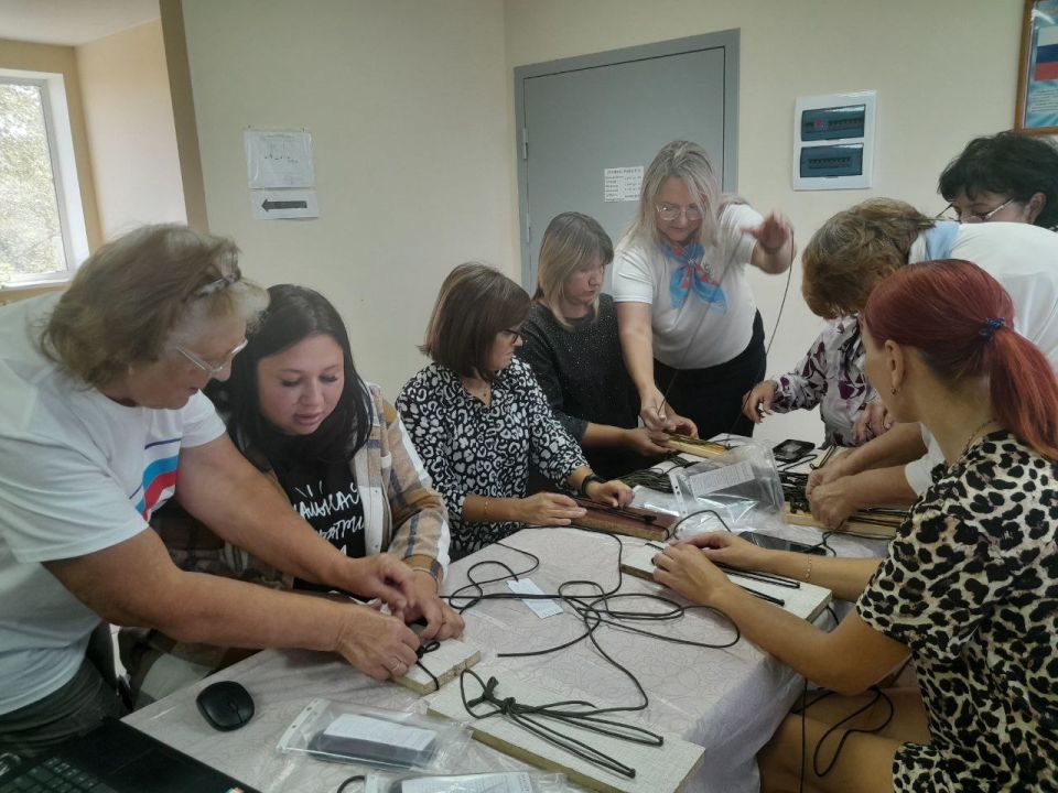 В Беловодском МО прошёл мастер-класс «Браслет выживания: плетём СВОими руками» В Беловодском МО прошёл мастер-класс «Браслет выживания: плетём СВОими руками»