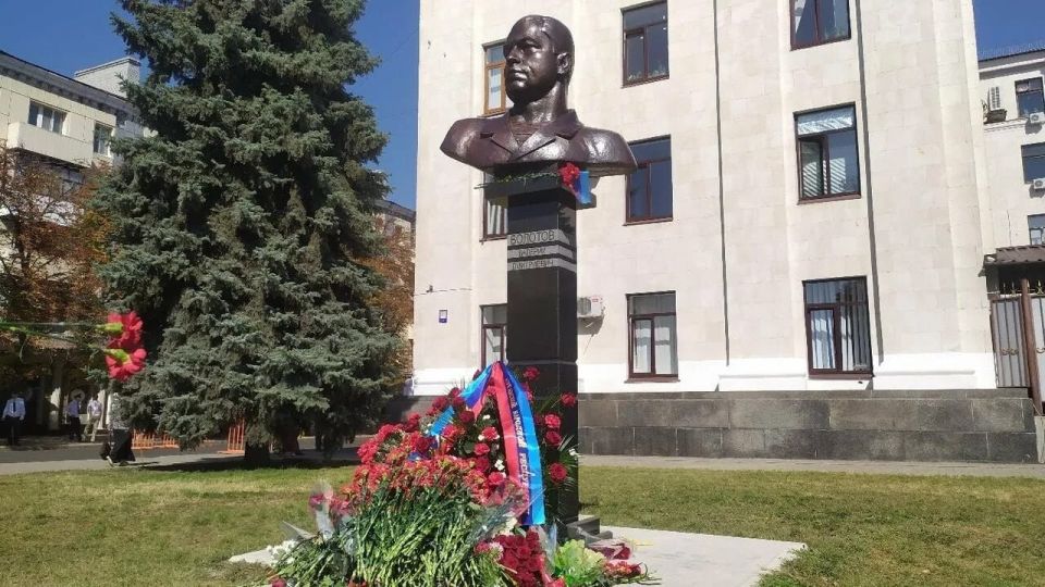 Дата в истории Луганска. Бюст Валерия Болотова Дата в истории Луганска. Бюст Валерия Болотова