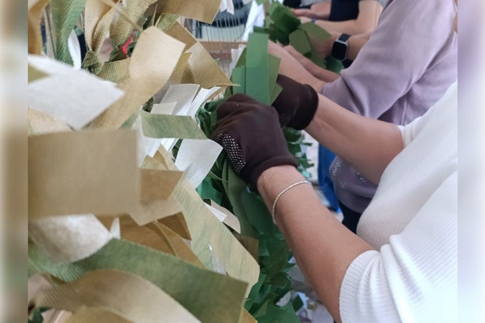 Единороссы провели для семей участников СВО мастер-класс по плетению маскировочных сетей Единороссы провели для семей участников СВО мастер-класс по плетению маскировочных сетей