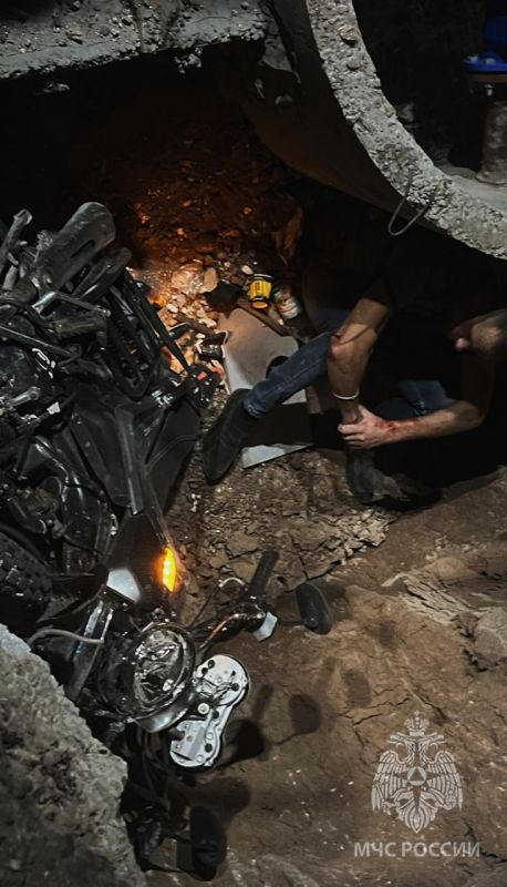 Упавшего в колодец теплотрассы мотоциклиста извлекли за 15 минут Упавшего в колодец теплотрассы мотоциклиста извлекли за 15 минут