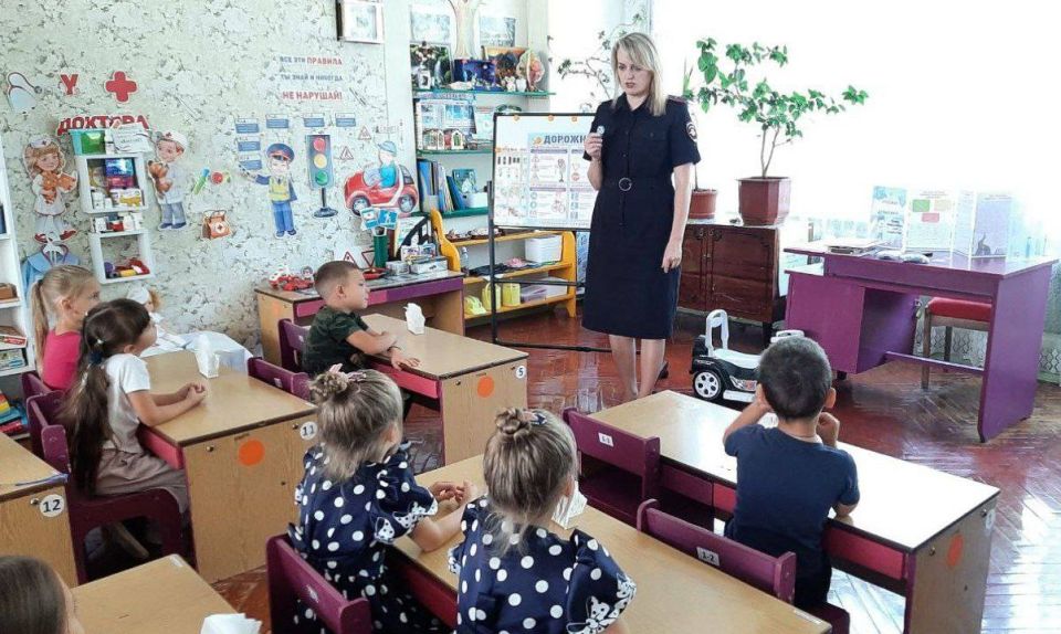 Нескучные уроки безопасности провели сотрудники ГИБДД в Алчевске Нескучные уроки безопасности провели сотрудники ГИБДД в Алчевске