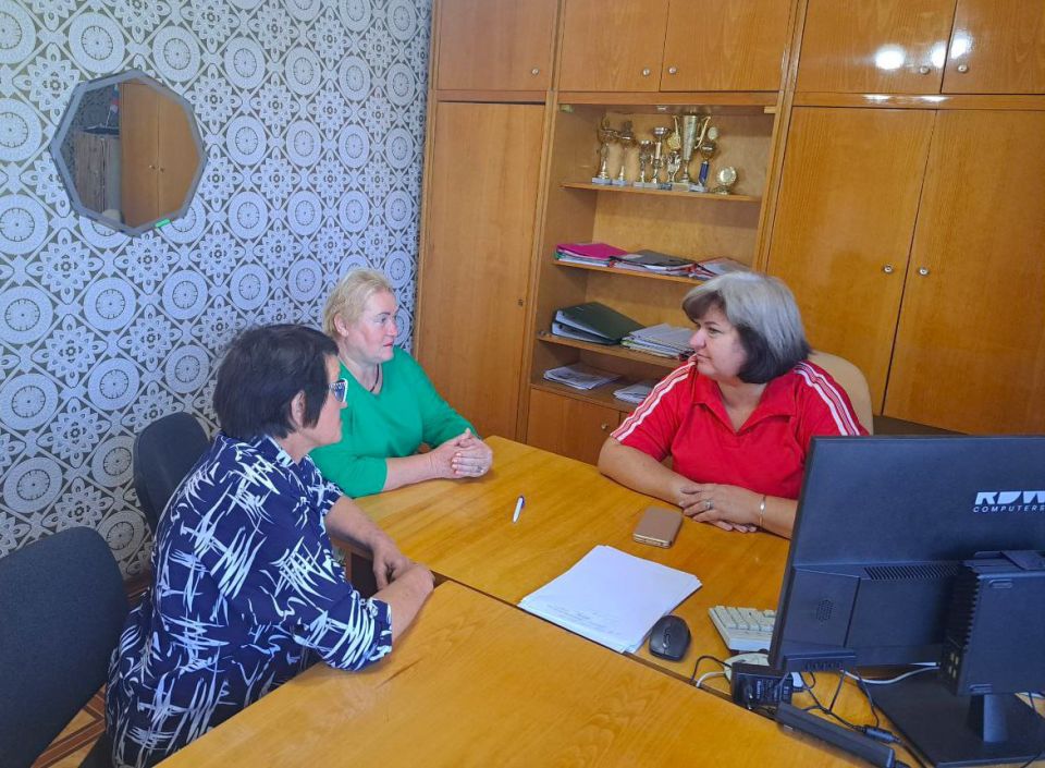 Сегодня начальник отдела по жизнеобеспечению пгт Северный, с. Давыдо-Никольское, с. Великий Суходол Ирина Тарарина провела выездной прием с жителями села Великий Суходол