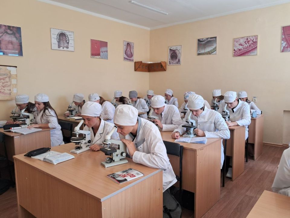 Луганский медицинский университет получил микроскопы от коллег из ПИМУ Луганский медицинский университет получил микроскопы от коллег из ПИМУ