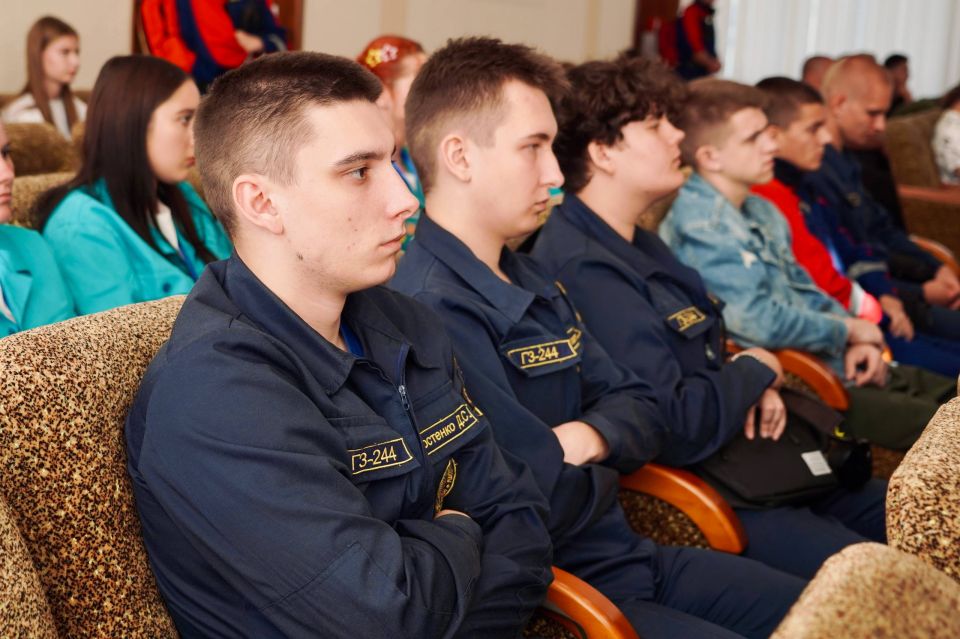 Молодёжь Луганска – это знания, доблесть и безопасность Молодёжь Луганска – это знания, доблесть и безопасность