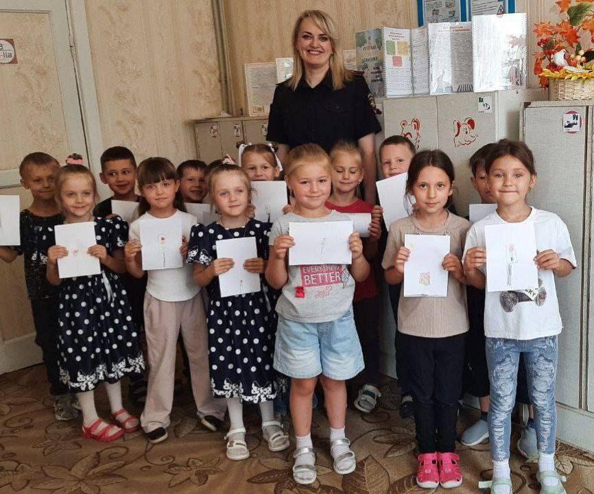 Нескучные уроки безопасности провели сотрудники ГИБДД в Алчевске Нескучные уроки безопасности провели сотрудники ГИБДД в Алчевске