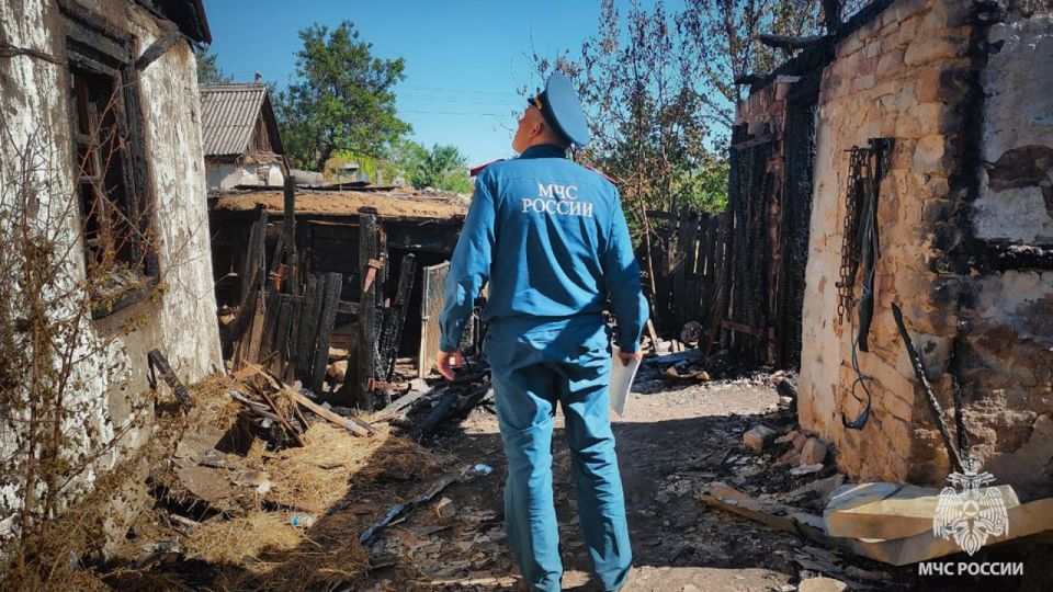 В Кировском городском округе спасатели МЧС России отстояли от огня жилой дом В Кировском городском округе спасатели МЧС России отстояли от огня жилой дом