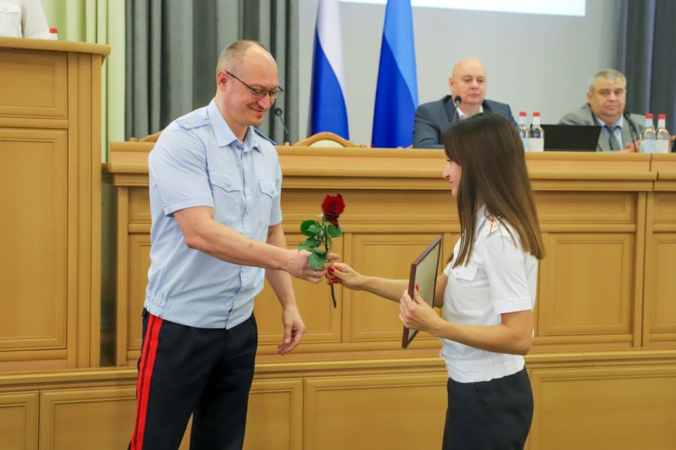 В региональном МВД наградили лучших сотрудников подразделений по вопросам миграции В региональном МВД наградили лучших сотрудников подразделений по вопросам миграции