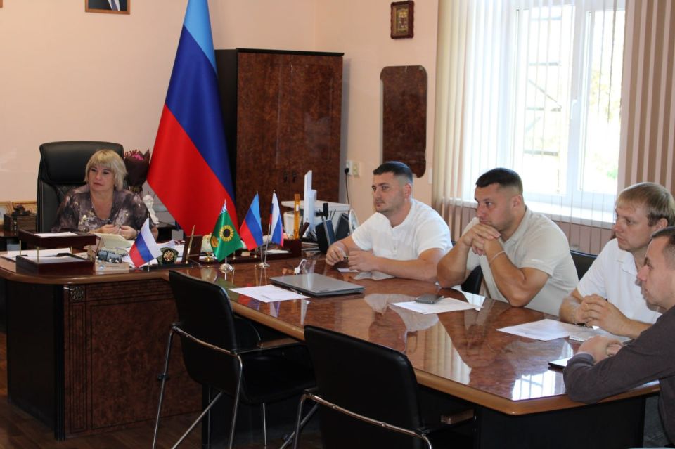 Глава Белокуракинского муниципального округа Ольга Кучерявая провела встречу с командой футболистов по вопросам развития футбола в округе и подготовке сборной команды к предстоящему зимнему чемпионату ЛНР Глава Белокуракинского муниципального округа Ольга Кучерявая провела встречу с командой футболистов по вопросам развития футбола в округе и подготовке сборной команды к предстоящему зимнему чемпионату ЛНР