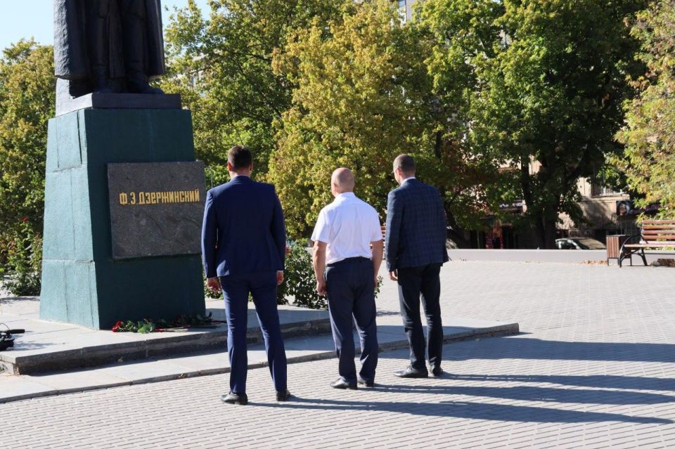 Руководство и сотрудники УФСБ России по Луганской Народной Республике почтили память основателя органов безопасности Феликса Дзержинского, возложив цветы к памятному знаку, расположенному в сквере пограничников Луганска