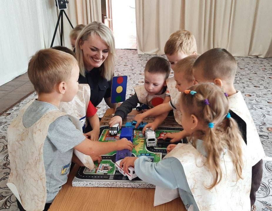 Нескучные уроки безопасности провели сотрудники ГИБДД в Алчевске Нескучные уроки безопасности провели сотрудники ГИБДД в Алчевске