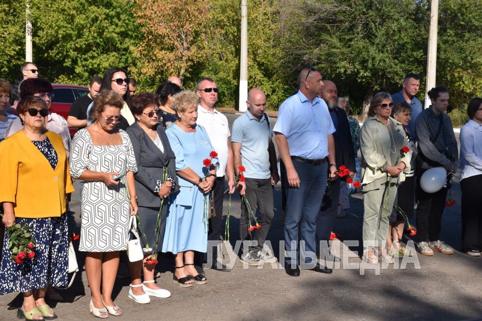 В Перевальске состоялся митинг-реквием в память о жертвах удара со стороны украинских силовиков по Перевальскому колледжу В Перевальске состоялся митинг-реквием в память о жертвах удара со стороны украинских силовиков по Перевальскому колледжу
