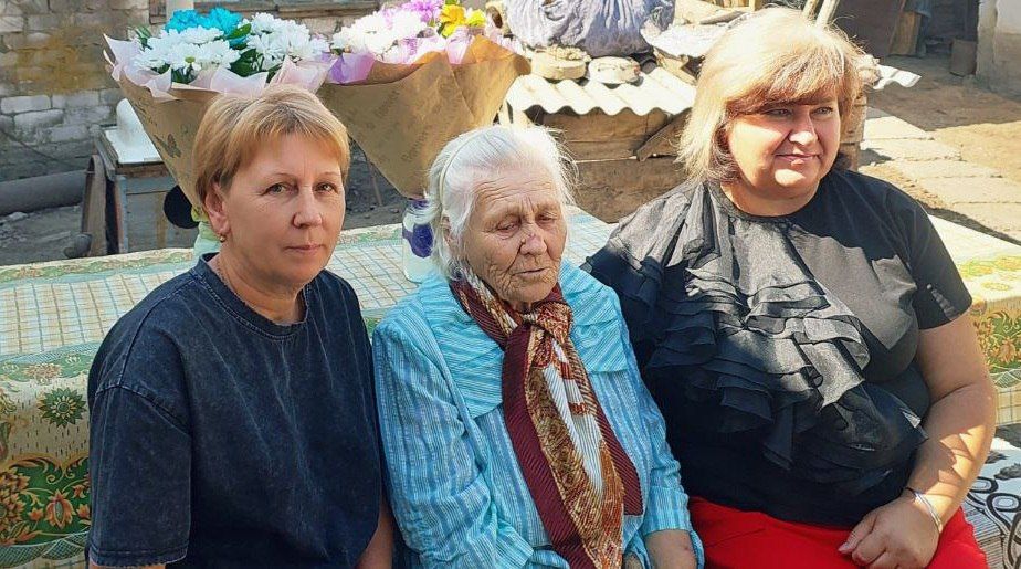 На Краснодонщине именинницу поздравили с 90 - летним юбилеем На Краснодонщине именинницу поздравили с 90 - летним юбилеем