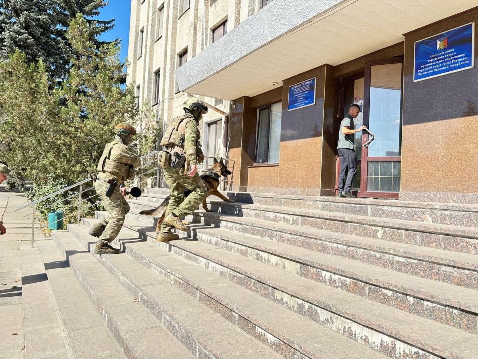 Андрей Рубанцов: Сегодня, по моему поручению, в Администрации городского округа были проведены антитеррористические учения по обнаружению подозрительного предмета с привлечением силовых структур Андрей Рубанцов: Сегодня, по моему поручению, в Администрации городского округа были проведены антитеррористические учения по обнаружению подозрительного предмета с привлечением силовых структур