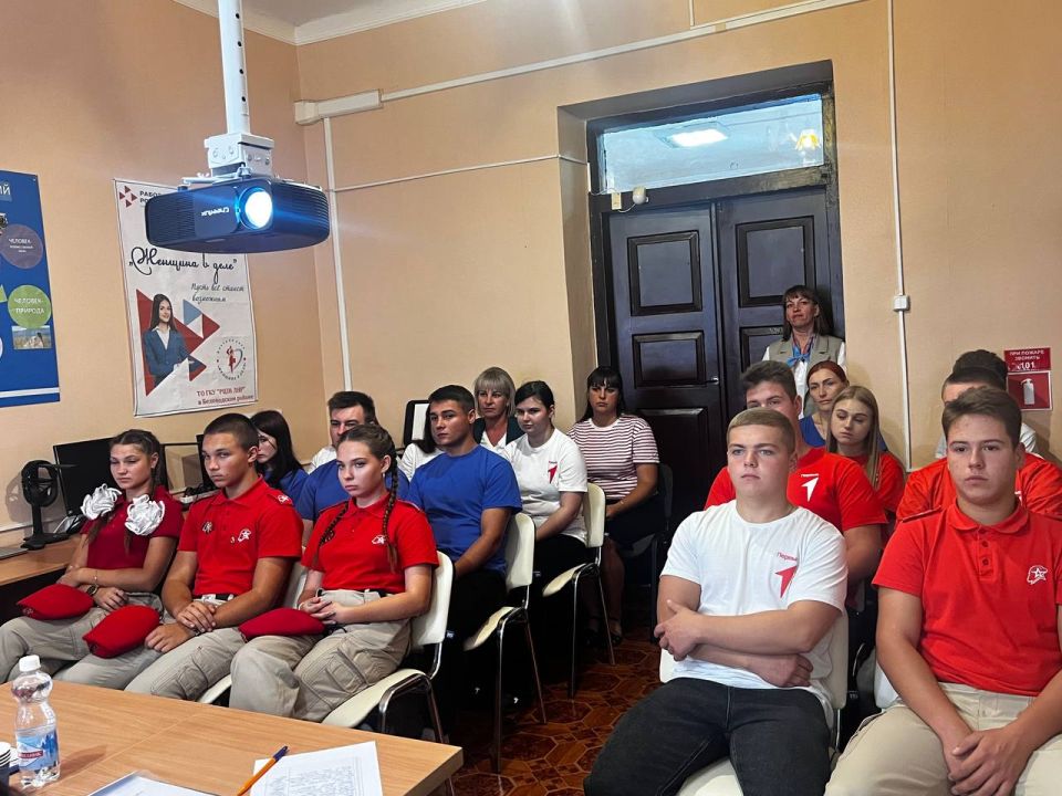 Председатель ТИК Беловодского района провёл встречу с молодежью «Твой выбор – твоё будущее» Председатель ТИК Беловодского района провёл встречу с молодежью «Твой выбор – твоё будущее»