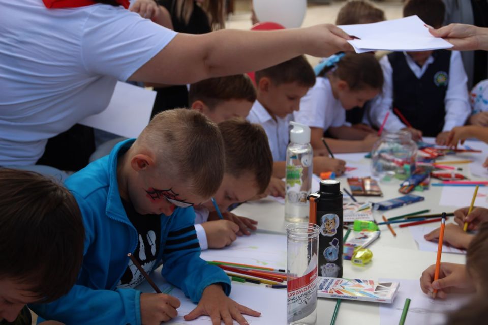 «Единая Россия» поздравила юных луганчан с 230-летием города «Единая Россия» поздравила юных луганчан с 230-летием города