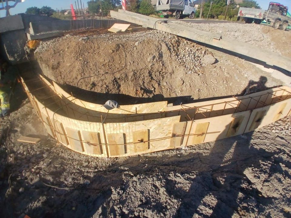 Мост через Деркул готовят к покраске Мост через Деркул готовят к покраске